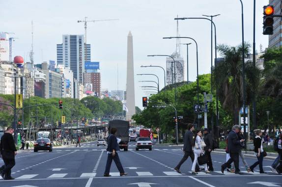ATravessando a avenida mais larga do mundo, a famosa 9 de Julio, em Buenos Aires, capital da Argentina